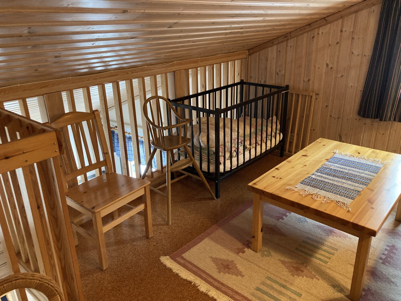Barnloft med spjälsäng